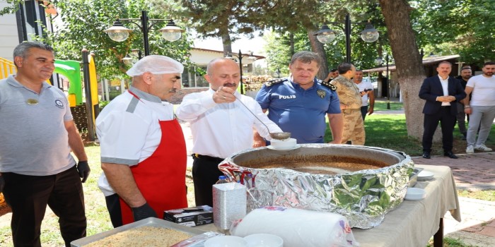 Vali Varol, Polis Evi’nde aşure dağıtım programına katıldı